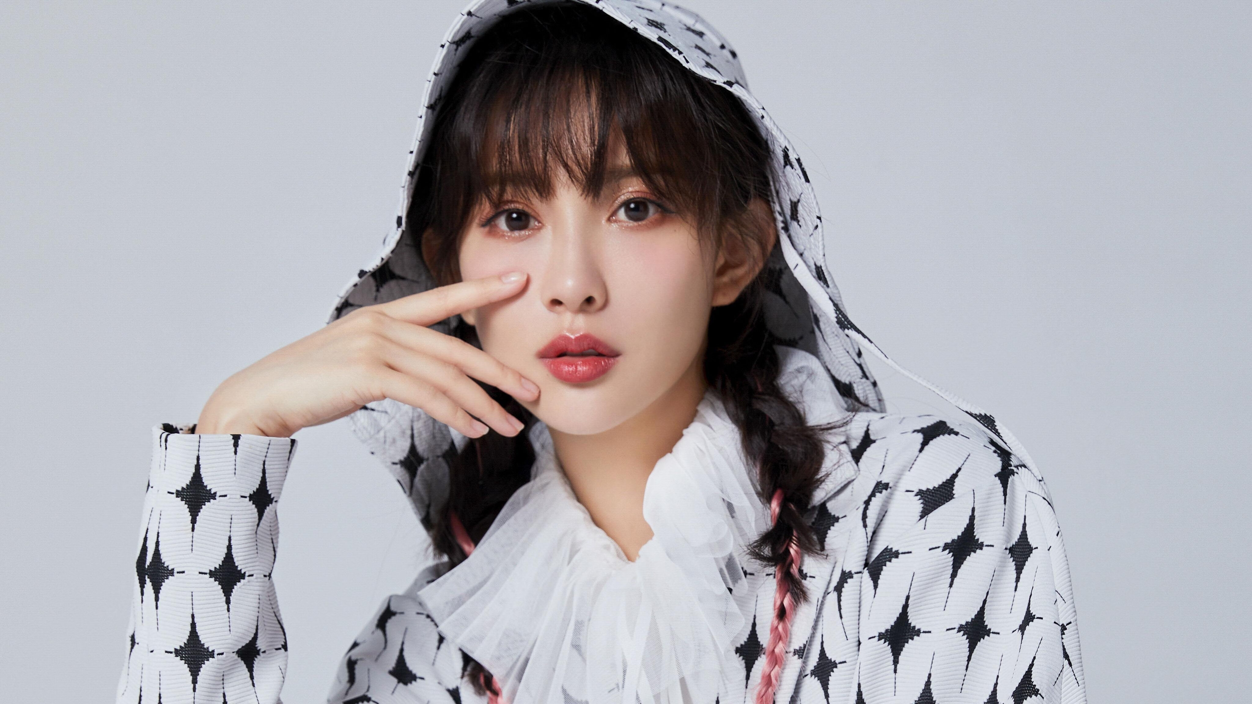 开云体育视频直播-湖人队球员集体外出 享受难得休闲时光，湖人全体队员合照